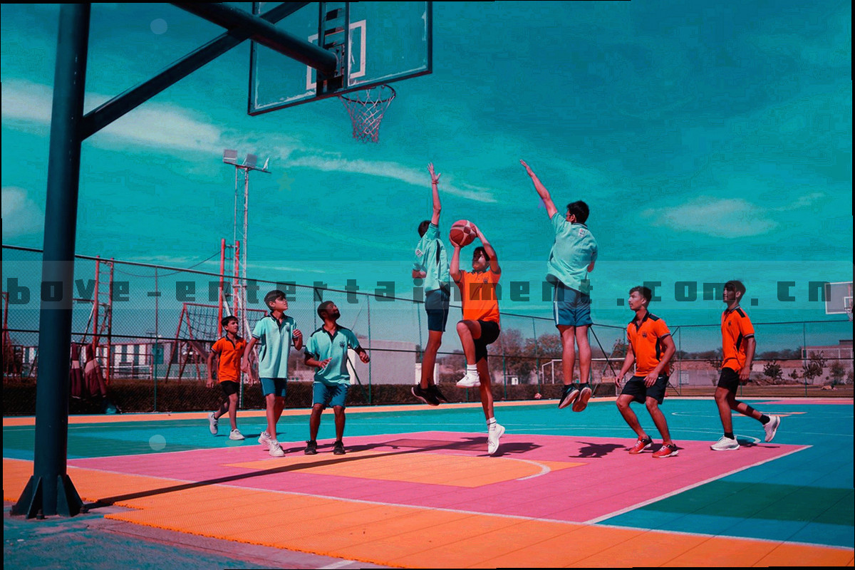 小型活动空间的花艺、灯光与座位布置，暗调低角度，画面中没有人物正脸
